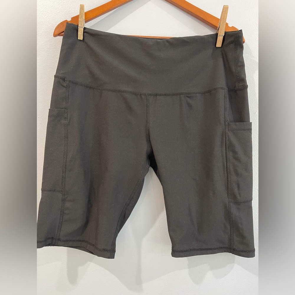 Black Spandex Bermuda Shorts Size L Side Phone Pockets and Waist Pocket